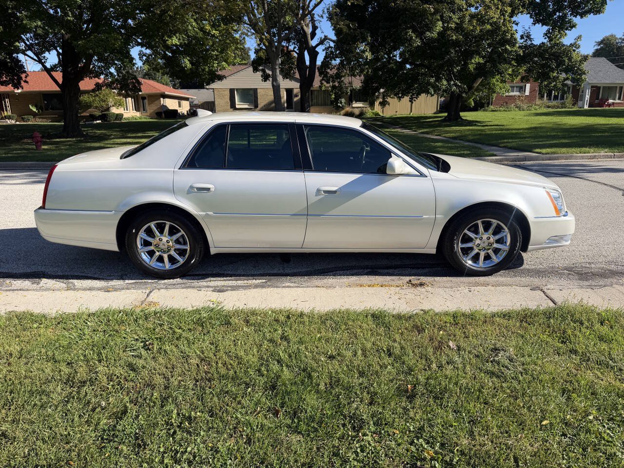 Used 2011 Cadillac DTS FWD image 6