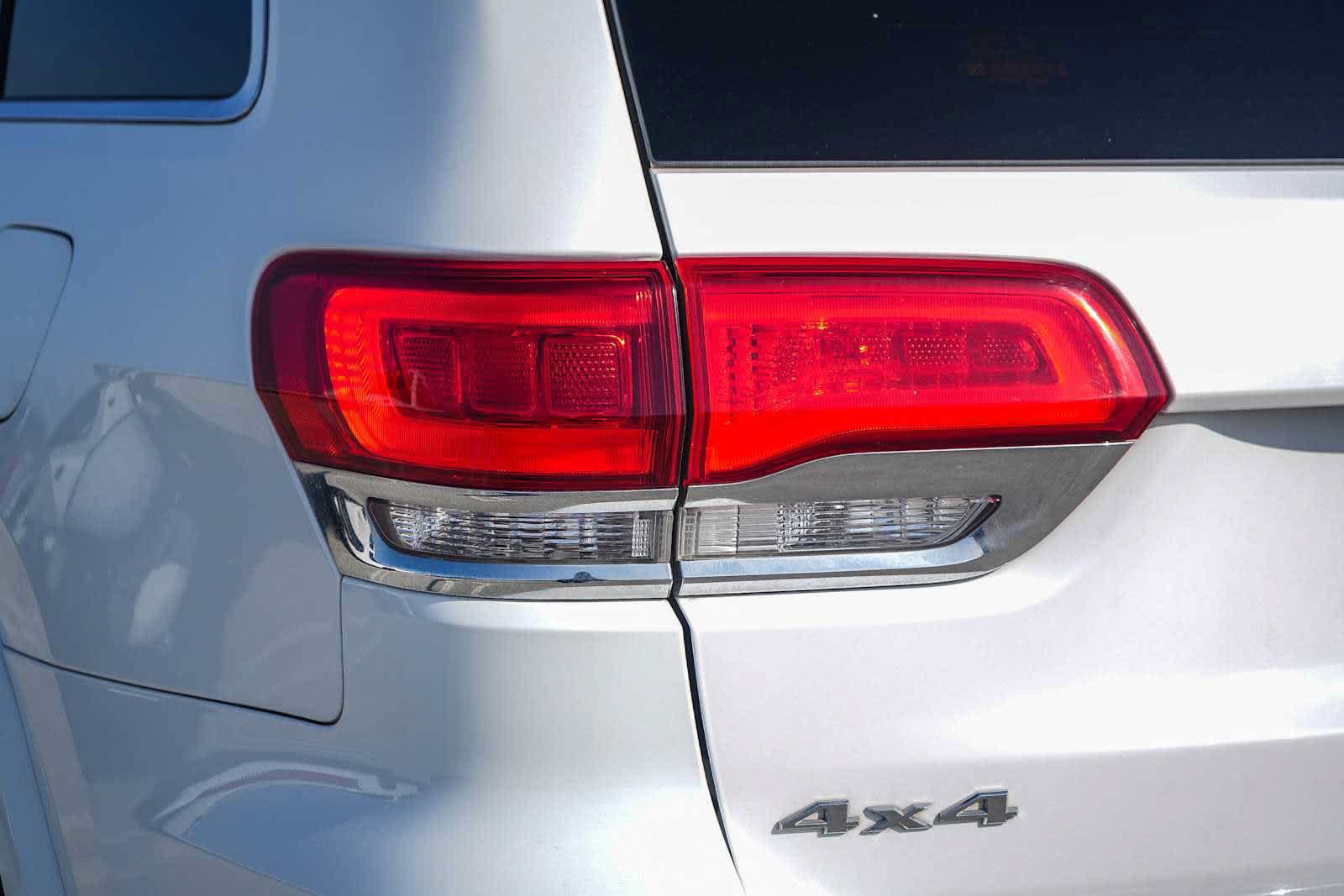 Used 2019 Jeep Grand Cherokee Overland AWD/4WD image 9