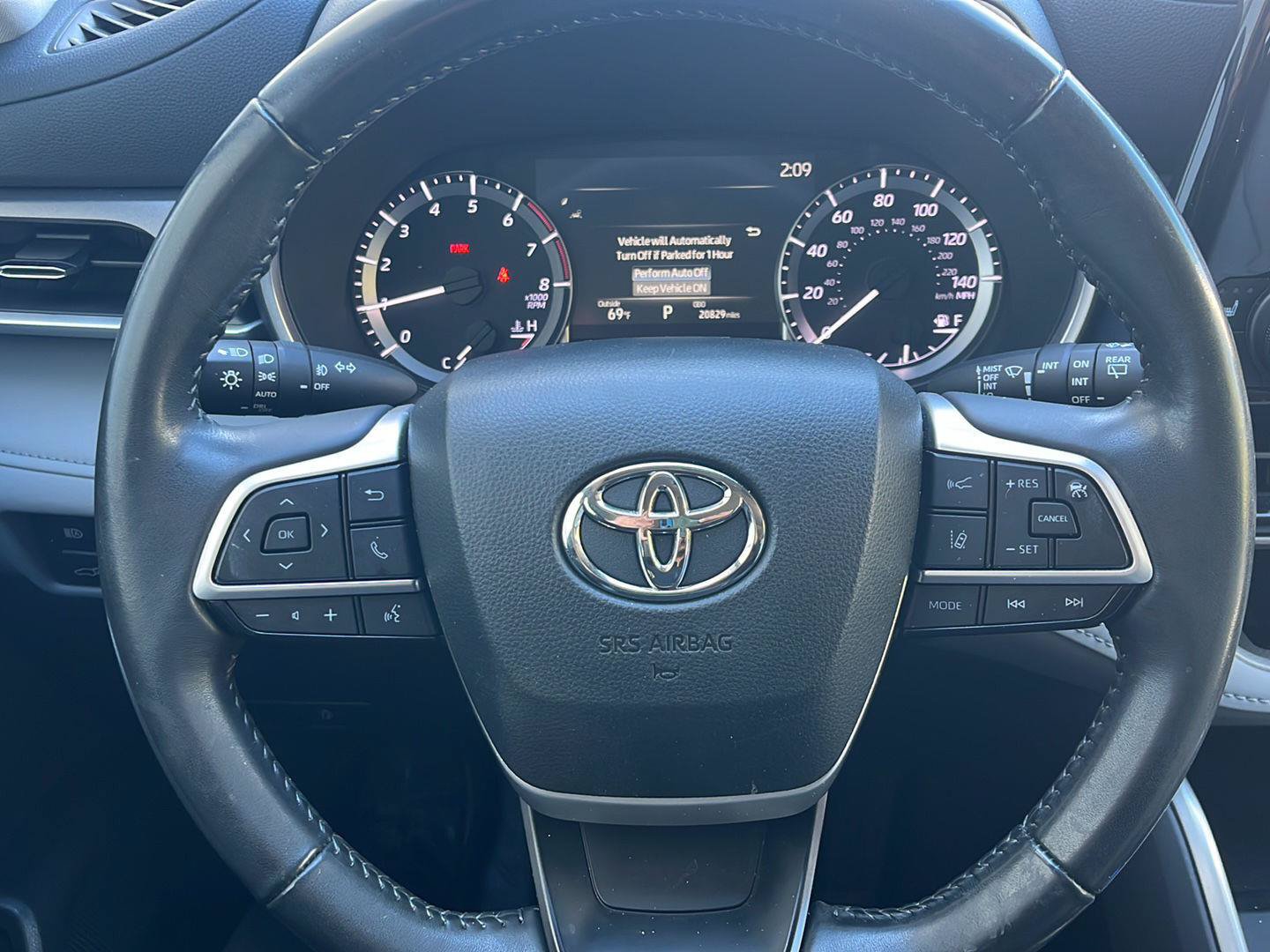 Used 2024 Toyota Highlander XLE AWD/4WD image 6
