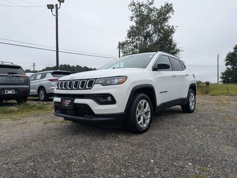 Used 2024 Jeep Compass Latitude AWD/4WD image 7