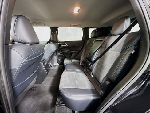 Used 2024 Mitsubishi Outlander SE image 23