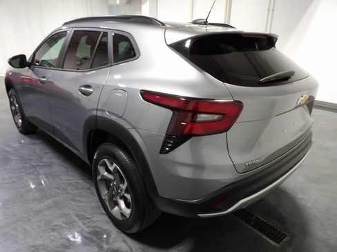 Used 2025 Chevrolet Trax LT w/ LT Convenience Package FWD image 6