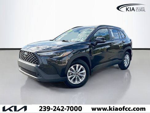 Used 2024 Toyota Corolla Cross LE image 1