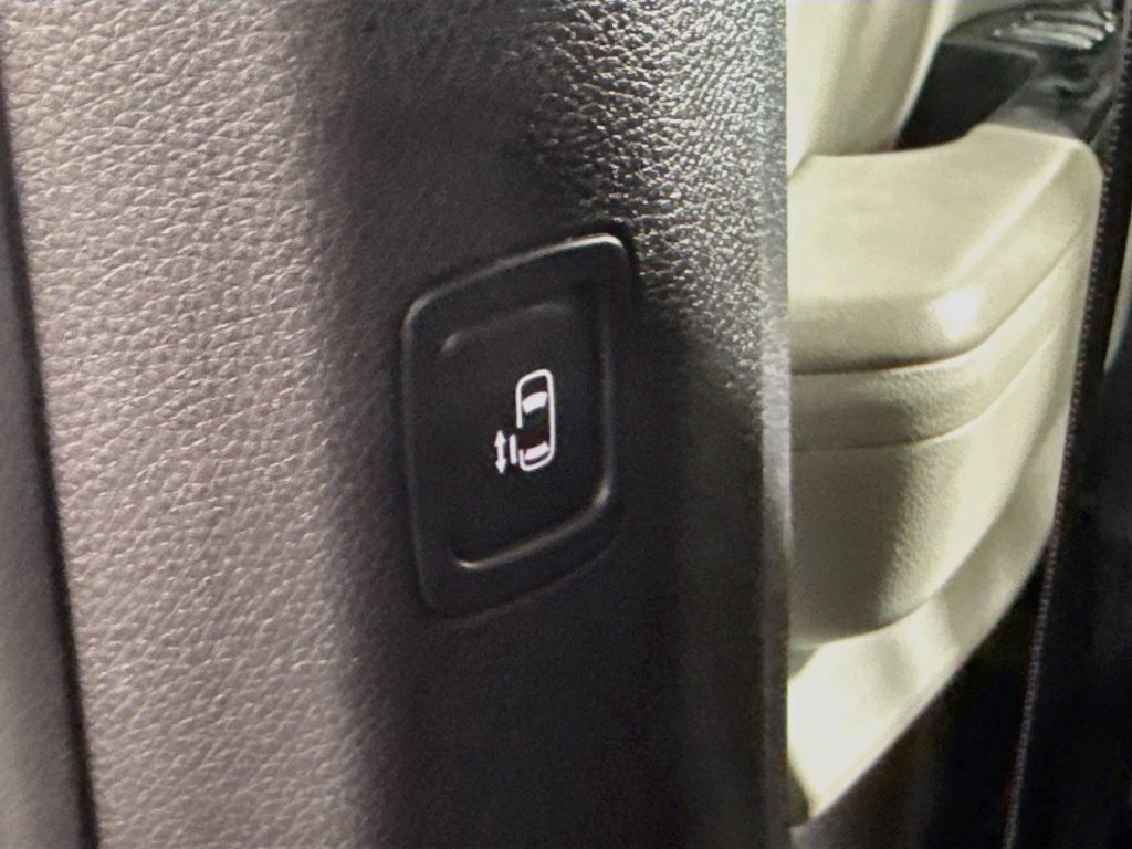 Used 2024 Kia Carnival LX FWD image 44