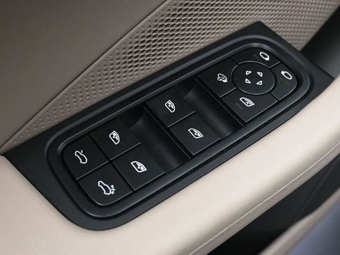 Used 2025 Porsche Macan 4 Electric image 18