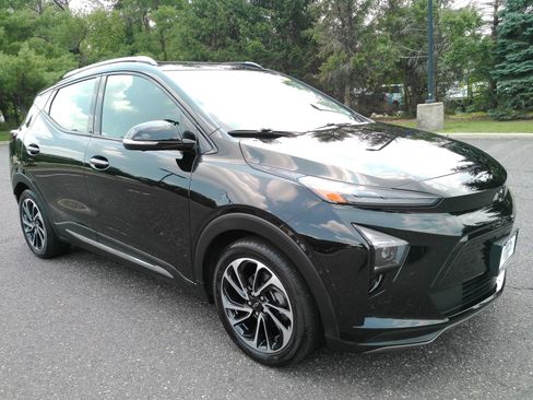 Used 2023 Chevrolet Bolt EUV Premier w/ Sun & Sound Package FWD image 2
