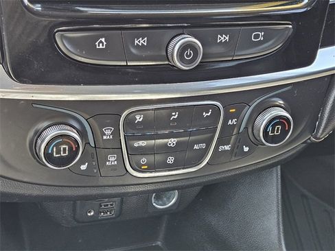 Used 2020 Chevrolet Traverse LT w/ LT Premium Package image 24