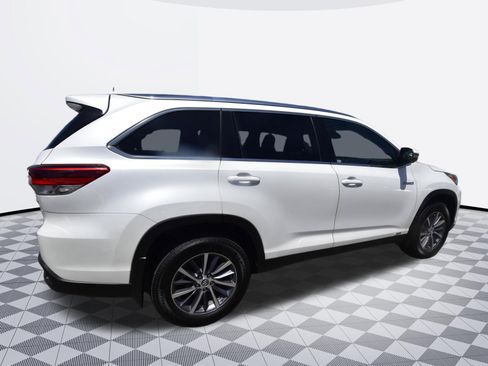 Used 2019 Toyota Highlander XLE AWD/4WD image 4