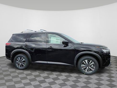 Used 2025 Nissan Pathfinder SL AWD/4WD image 2