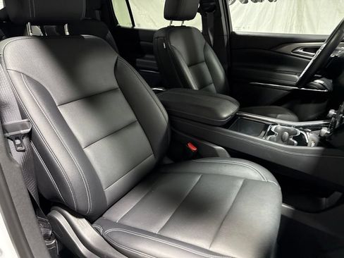 Used 2025 Chevrolet Traverse LT FWD image 9