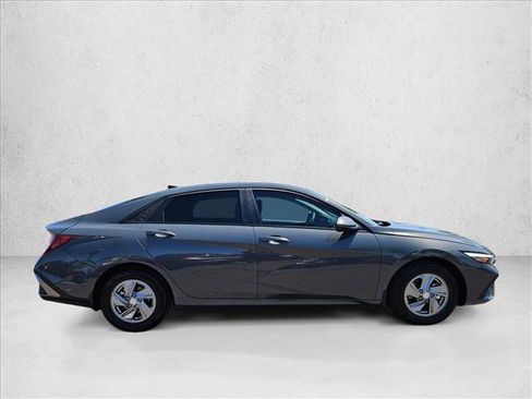 Used 2025 Hyundai Elantra SE image 4