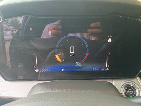 Used 2025 Chevrolet Trax LT w/ LT Convenience Package FWD image 2