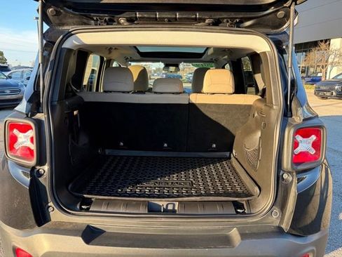 Used 2019 Jeep Renegade Latitude w/ Cold Weather Group image 21