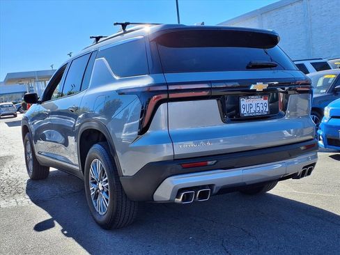 Used 2025 Chevrolet Traverse LT w/ Enhanced Driving Package image 3