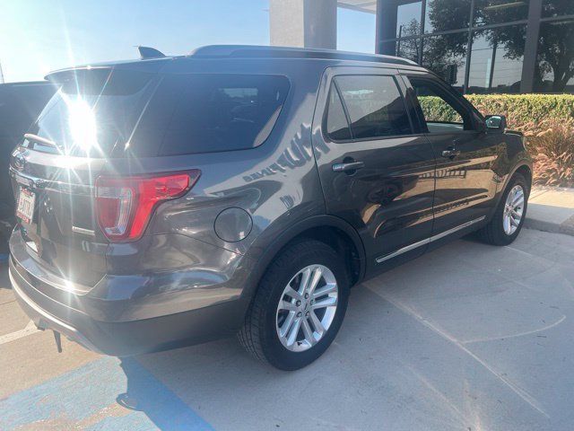 Used 2017 Ford Explorer XLT w/ Equipment Group 202A FWD image 3