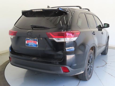 Used 2019 Toyota Highlander SE w/ Nightshade Edition FWD image 3