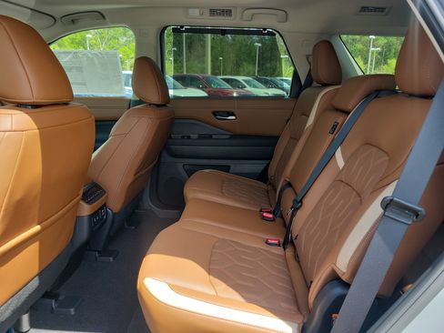 New 2026 Nissan Pathfinder Platinum w/ Cargo Package image 11