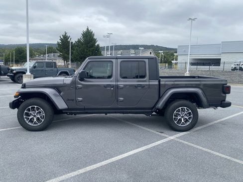 New 2025 Jeep Gladiator Sport image 4