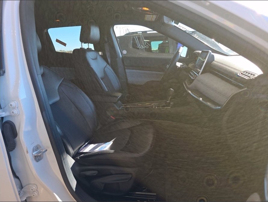 Used 2025 Jeep Compass Latitude w/ Sun & Sound Group AWD/4WD image 13