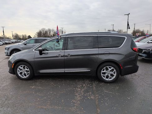 Used 2017 Chrysler Pacifica Touring-L Plus w/ Tire & Wheel Group image 4