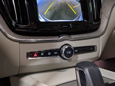 Certified 2023 Volvo XC60 T8 Plus AWD/4WD image 18