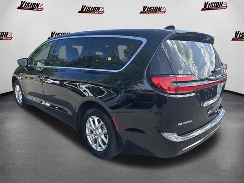 Used 2024 Chrysler Pacifica Touring-L FWD image 9