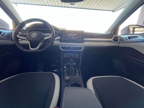 Used 2025 Volkswagen Taos SE image 31