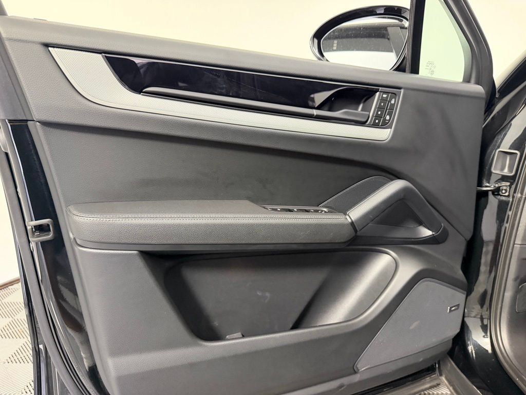 Certified 2026 Porsche Cayenne Coupe AWD/4WD image 24