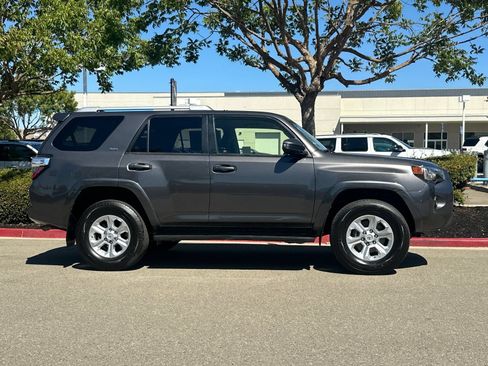Used 2018 Toyota 4Runner SR5 AWD/4WD image 7
