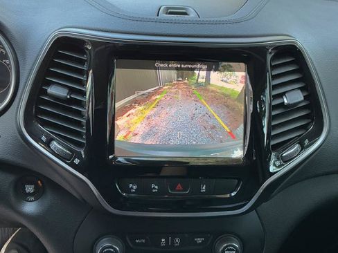 Used 2019 Jeep Cherokee Limited w/ Technology Group AWD/4WD image 14
