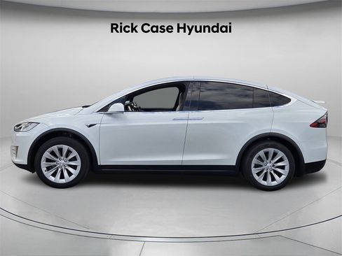 Used 2019 Tesla Model X 75D image 3