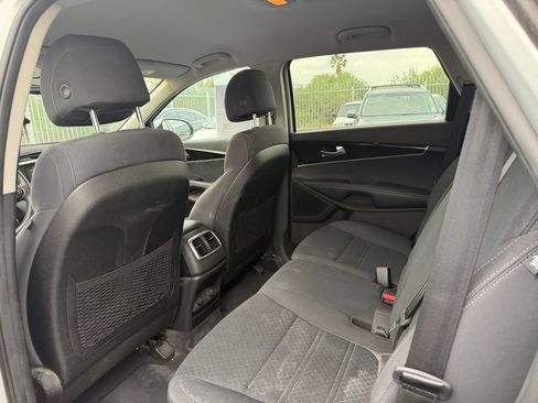 Used 2017 Kia Sorento FWD image 8