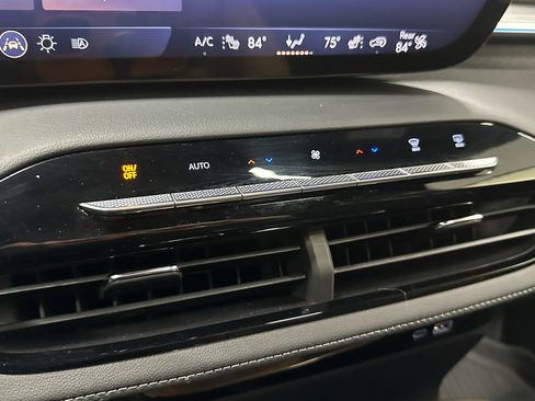 Certified 2025 Buick Enclave Avenir AWD/4WD image 38
