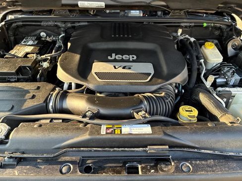 Used 2016 Jeep Wrangler Unlimited Sahara w/ Connectivity Group AWD/4WD image 22