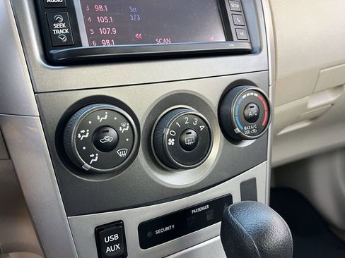 Used 2013 Toyota Corolla LE image 24