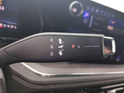 Used 2025 Chevrolet Suburban Z71 image 23