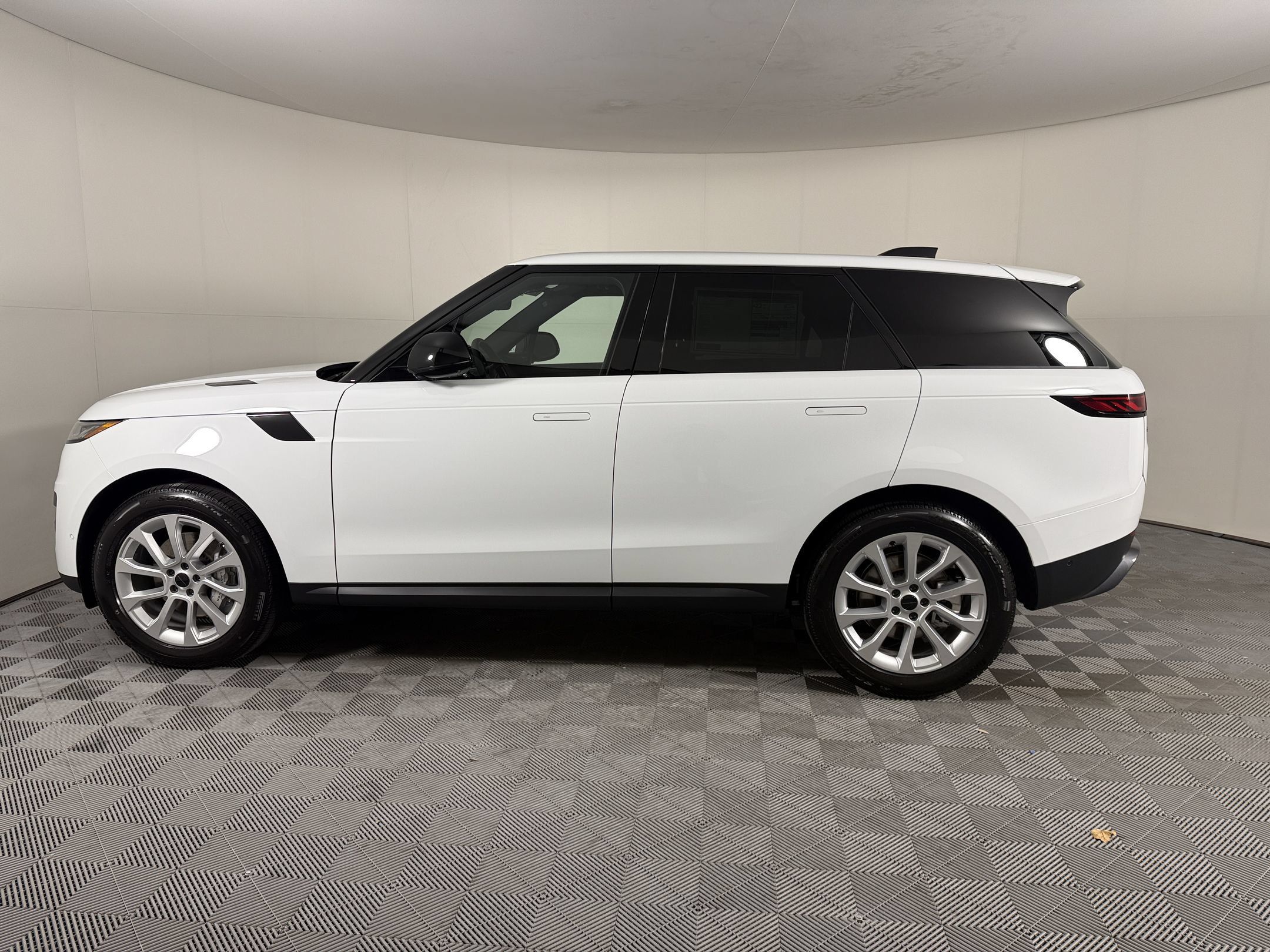 New 2027 Land Rover Range Rover Sport SE AWD/4WD image 2