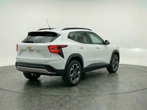 Used 2025 Chevrolet Trax LT w/ LT Convenience Package image 9