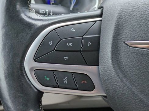 Used 2021 Chrysler Pacifica Touring-L FWD image 23