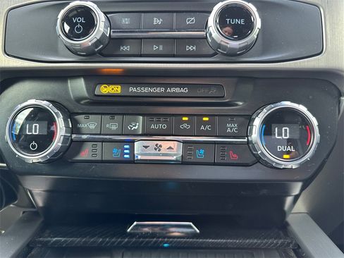 Used 2022 Ford F250 Platinum w/ FX4 Off-Road Package image 22