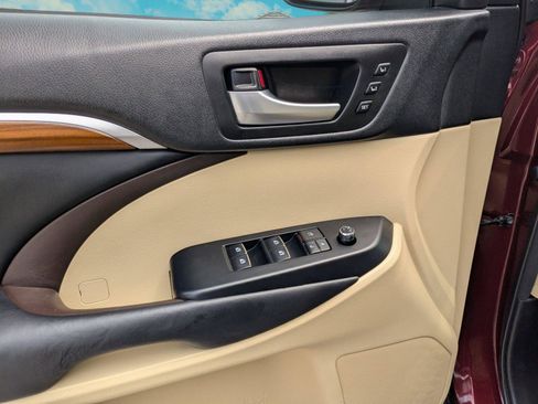Used 2018 Toyota Highlander Limited Platinum FWD image 8