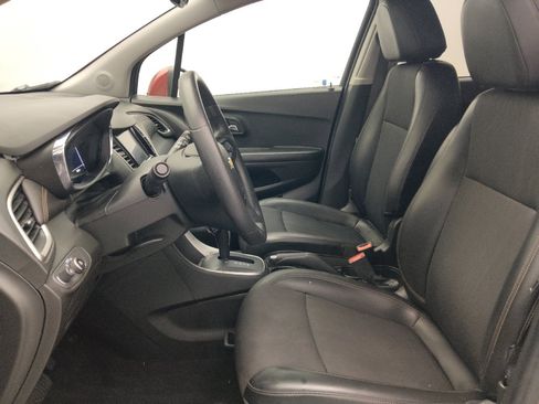 Used 2021 Chevrolet Trax LT AWD/4WD image 17