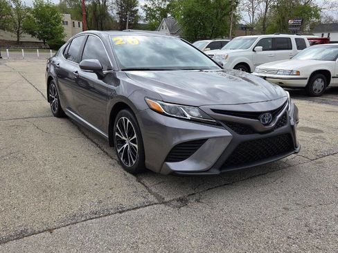 Used 2020 Toyota Camry SE w/ Convenience Package FWD image 3