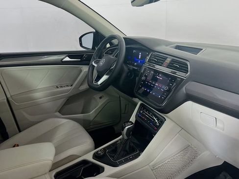 Used 2022 Volkswagen Tiguan SE w/ Panoramic Sunroof Package AWD/4WD image 8