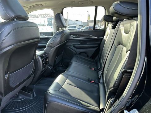 Used 2024 Jeep Grand Cherokee Limited w/ Luxury Tech Group II image 17