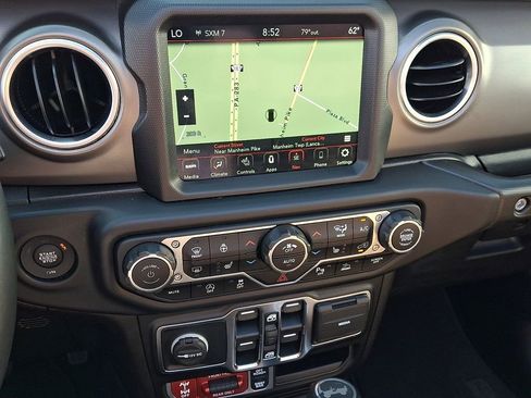 Used 2022 Jeep Wrangler Unlimited Rubicon w/ LED Lighting Group AWD/4WD image 19