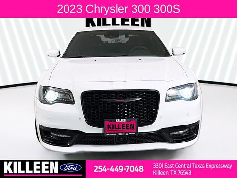 Used 2023 Chrysler 300 S w/ Comfort Group RWD image 2