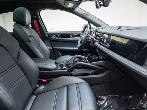 Used 2025 Porsche Cayenne GTS image 21