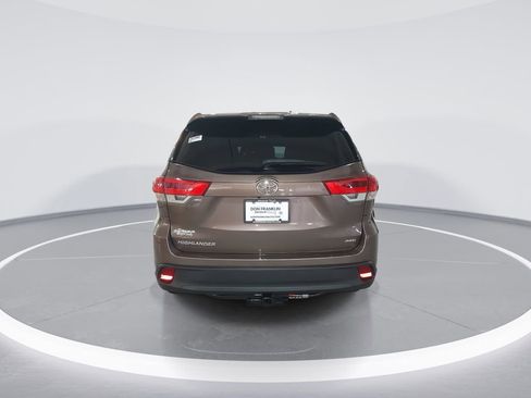 Used 2018 Toyota Highlander LE AWD/4WD image 7