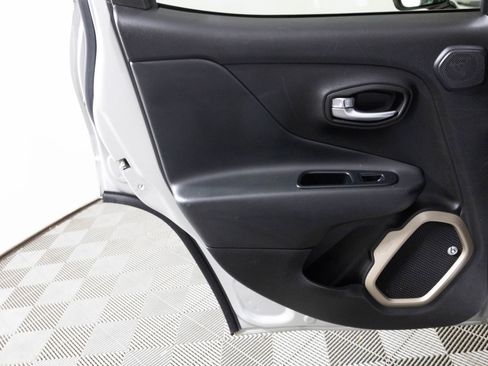 Used 2016 Jeep Renegade 75th Anniversary image 28